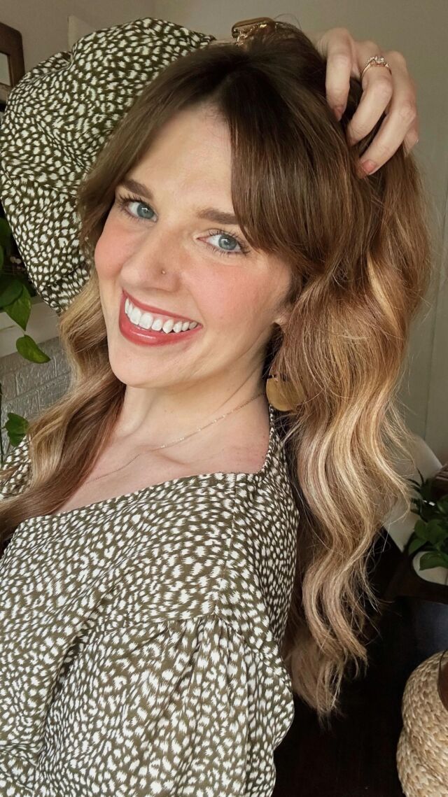 A little bang and a little blonde for summer. 🌞

Thanks to my girl @alissa.serres for always making my hair dreams come true! ✨

#haircut #hairbeforeandafter #curtainbangs #fringe #fortwaynehair #pinupcurlssalon